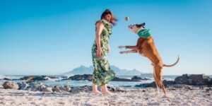 belle lumiere foto dog mom and dog on the beach with table mountain in the back